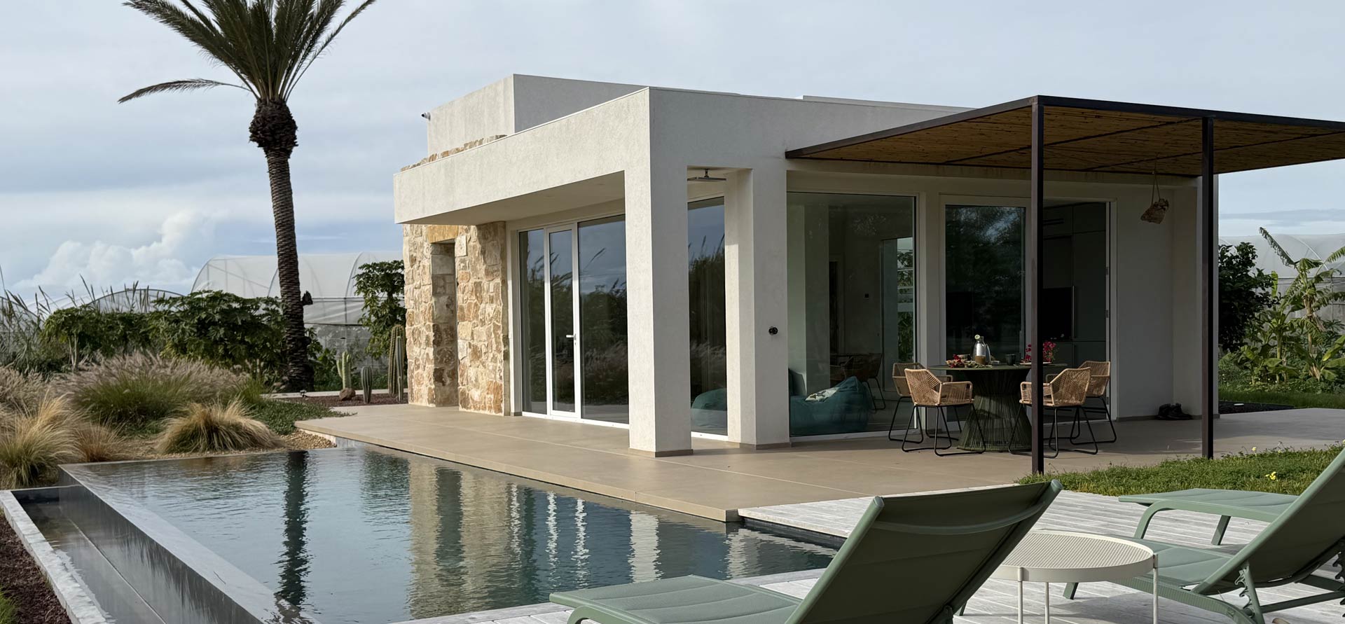 vista panoramica della casa e piscina